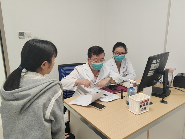 中山一院皮膚科專家到我院開展業(yè)務(wù)交流活動